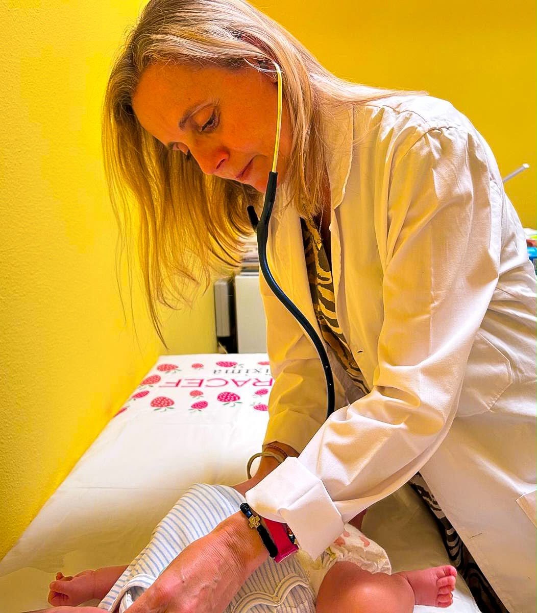 Dott.ssa Ceciarini, pediatra a Grosseto, visita un neonato con lo stetoscopio